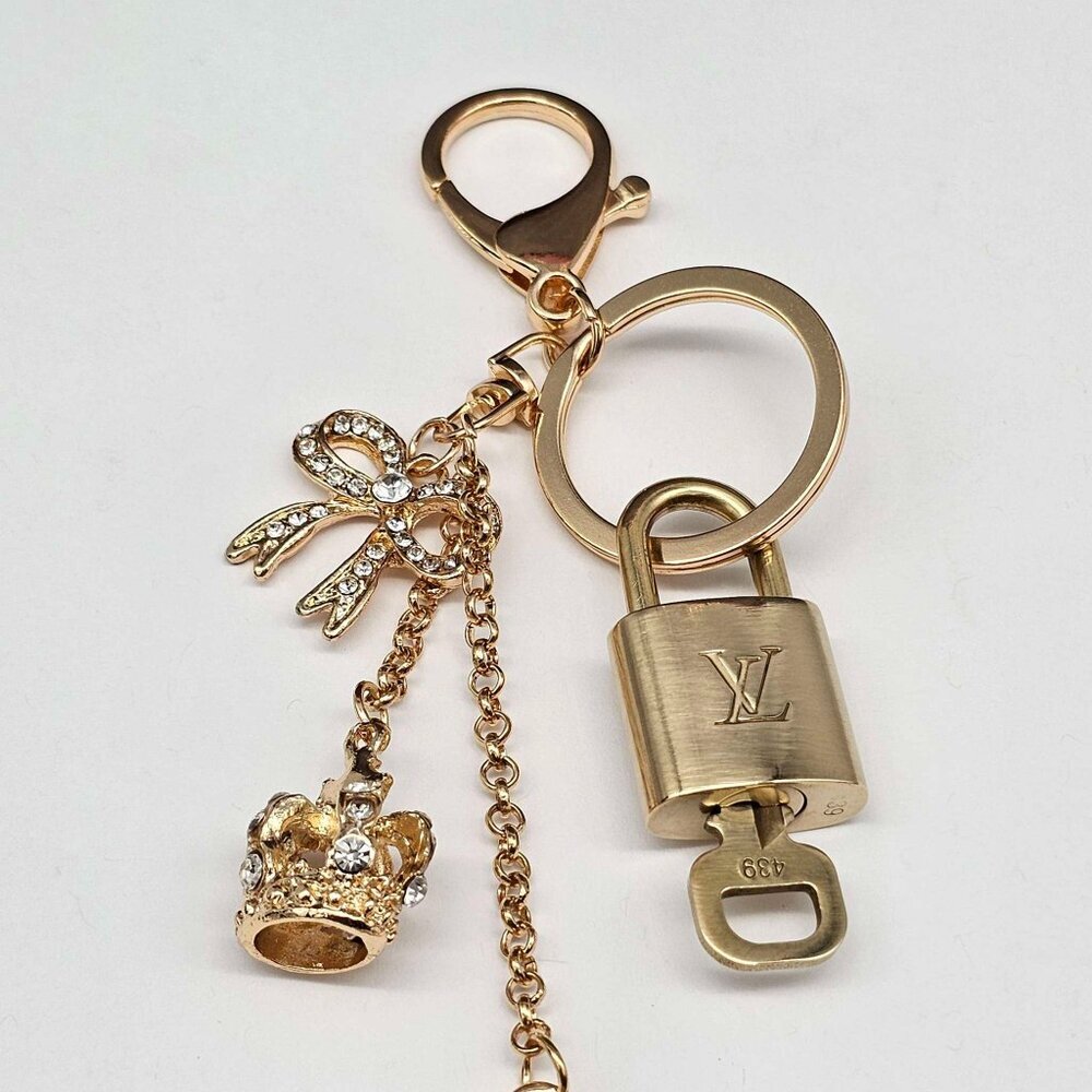 Louis Vuitton Gold Padlock 🔒 Key Set Authentic LV w/ Unbranded Flower Keychain - Picture 4 of 10